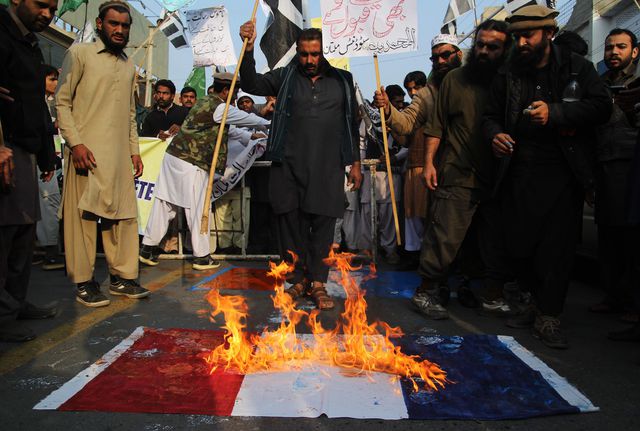 Митинги против публикации карикатур на пророка Мухаммеда прошли в Пакистане. Вместе с портретами Олланда они жгли карикатуры из журнала Charlie Hebdo и государственные флаги Франции.  Фото: AFP
