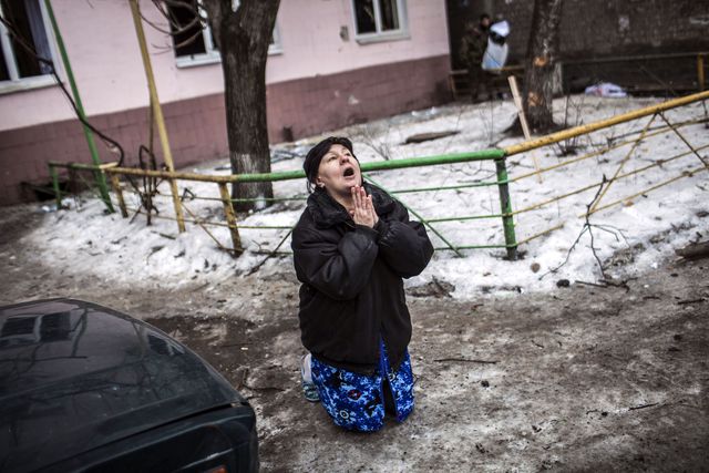 Масованим обстрілам піддалися Куйбишевський і Київський райони Донецька. Загинули п'ятеро мирних жителів, за даними мерії, семеро донеччан отримали поранення. Фото: AFP