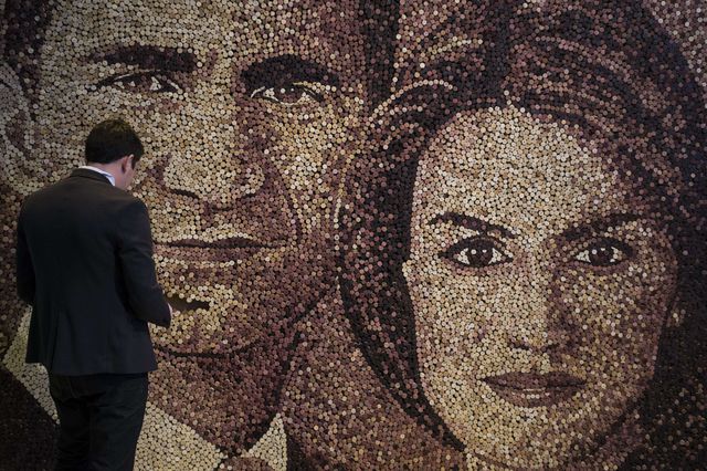 Посетители Международной туристической ярмарки в Мадриде смогут насладиться уникальным портретом испанского короля Фелипе и его жены королевы Летиции, изготовленного из винных пробок. Фото: AFP