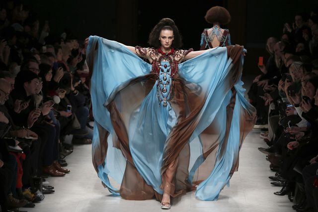 Модель являє творіння французького дизайнера Жюльєна Фурньє під час модного показу колекції весна-літо 2015 на Тижні високої моди в Парижі. Фото: AFP