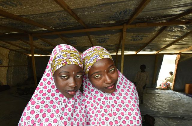 Нигерийские мусульманки позируют в лагере для беженцев в Бага Сола на берегу озера Чад, которое граничит с Чадом, Нигерией, Нигером и Камеруном. С начала января более 14 тысяч жителей Нигерии пересекли границу Чада, где они пытаются найти укрытие от кровавых нападений исламистской группировки 