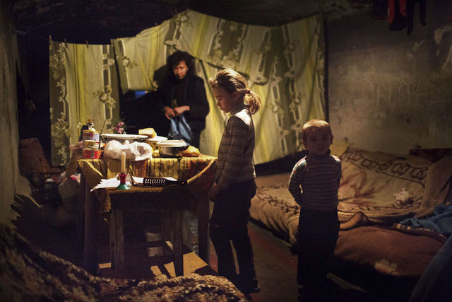 <p>ЮНІСЕФ Україна вже забезпечив близько 1100 дітей і дорослих, які живуть в бомбосховищах і підвалах, наборами предметів гігієни. Фото: unicef.org.ua, AFP</p>
