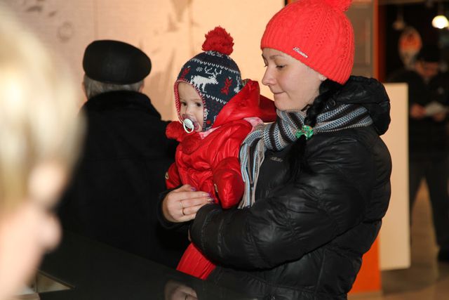Выдача помощи для детей на стадионе Донбасс Арена. Фото: пресс-центр.