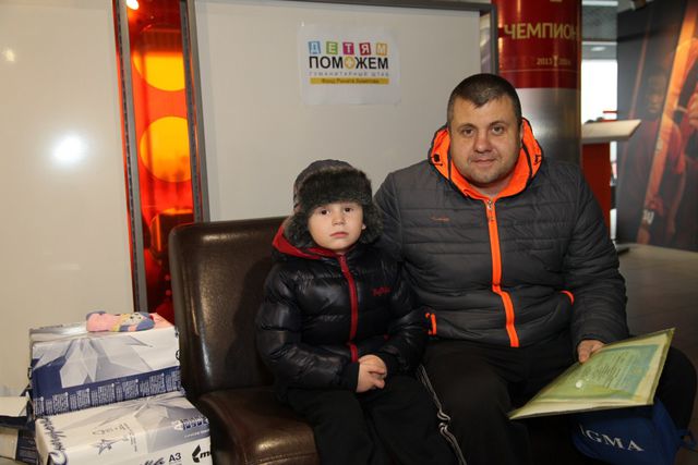 Выдача помощи для детей на стадионе Донбасс Арена. Фото: пресс-центр.
