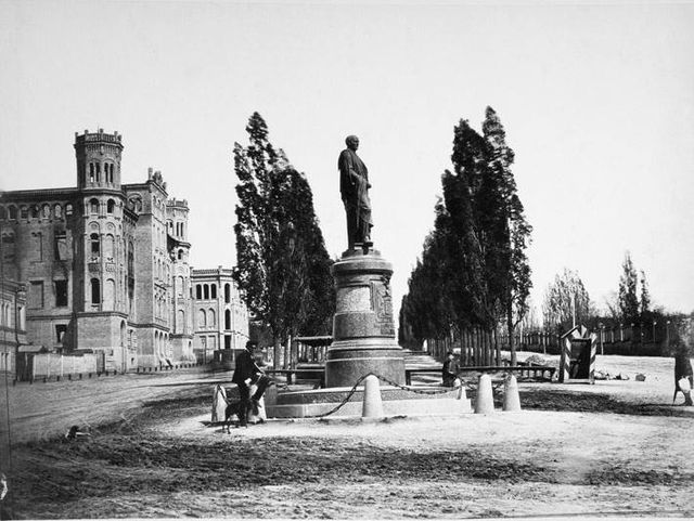 Бібіковський бульвар (нині – бульвар Шевченка) і пам'ятник графу Бобринському.