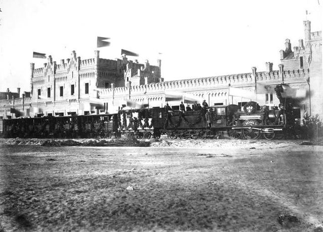 Киевский вокзал (в 1877 г. пострадал от сильного пожара и был полностью перестроен. В нынешнем виде сооружен в 1927 г. с частичной реконструкцией после ВОВ).