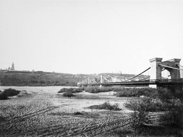 Николаевский цепной мост (разрушен в 1920 г.). Теперь приблизительно на этом месте располагается мост метро.