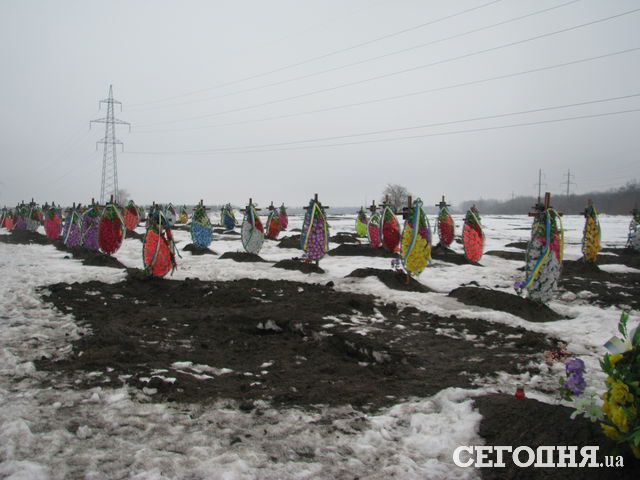 В Днепропетровске хоронят только опознанных солдат. Фото: А. Никитин