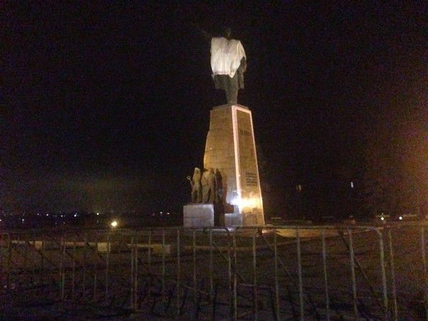 Ленина в Запорожье окружают забором, фото zanoza-news.com