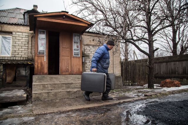 Більше 2 тисяч осіб вже евакуйовано з Дебальцевого та Авдіївки в Донецькій області, де ведуться активні бойові дії. Фото: AFP