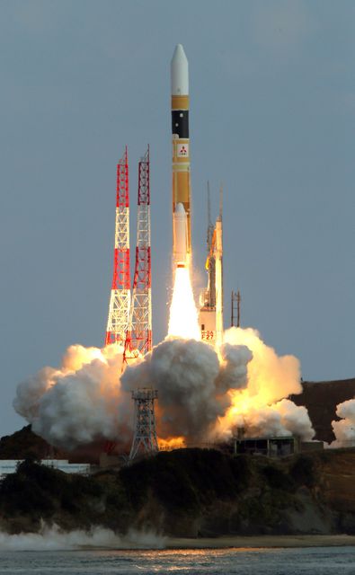 Японское агентство аэрокосмических исследований (JAXA) успешно запустило ракету с новым разведывательным спутником радарного наблюдения. Запуск с космодрома "Танэгасима" прошел успешно. Космический аппарат предназначен для сбора данных в интересах национальной безопасности, а также для фотосъемки поверхности Земли – круглосуточно и в любую погоду. Фото: AFP<br />
