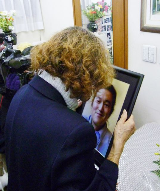 Мать покойного Джанко Ишидо смотрит на портрет своего сына после подтверждения его смерти. 31 января боевики террористической группировки ИГИЛ опубликовали в Интернете видео казни. Фото: AFP