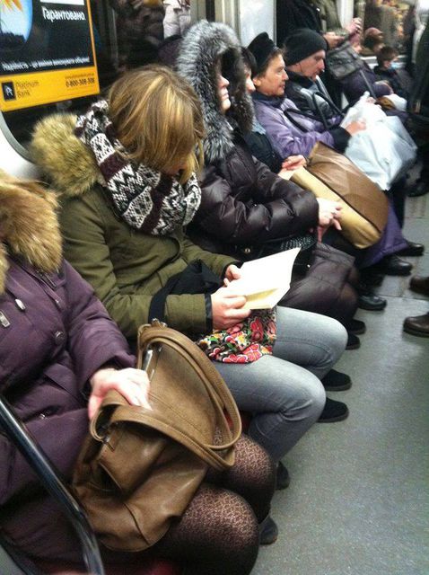 <p>Кияни люблять читати в метро. Фото: Анастасія Бондаренко</p>