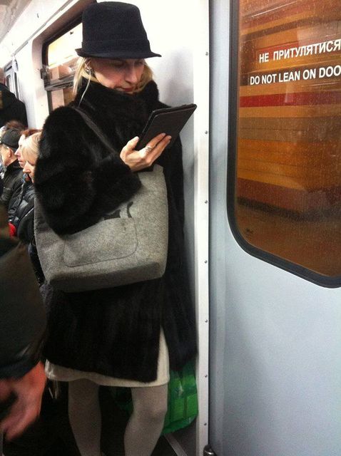 Киевляне любят читать в метро. Фото: Анастасия Бондаренко