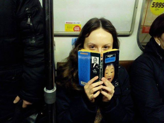 <p>Кияни люблять читати в метро. Фото: Анастасія Бондаренко</p>