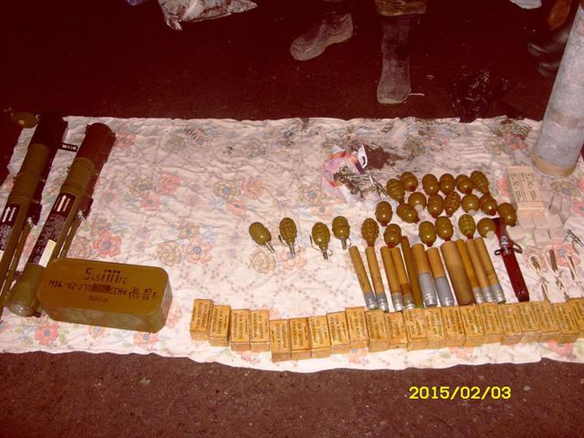 В салоне легковушки правоохранители обнаружили арсенал оружия и боеприпасов. Фото: sai.gov.ua