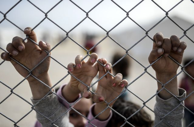 Число беженцев из Сирии в соседние страны достигло 3 миллионов. Почти половина из них – дети. С начала гражданского конфликта в Сирии в 2011 году страну оставили порядка трех миллионов двухсот тысяч беженцев. До сих пор их основной поток направлялся в Иорданию, Ливан и Турцию, но эти страны все больше ужесточают правила предоставления убежища. Фото: AFP