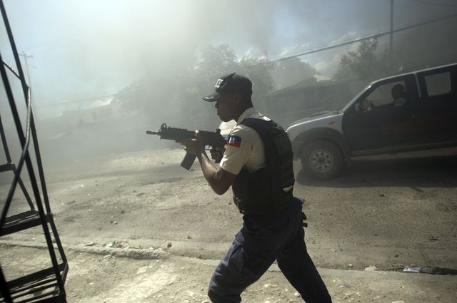 В столице Гаити вновь вспыхнули беспорядки. Полиция применила слезоточивый газ против демонстрантов. Фото: AFP