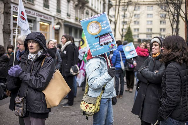 Несколько тысяч учителей вышли на улицы Парижа с лозунгами протеста против проекта новой системы оплаты труда учителей и сокращения рабочих мест. В митинге также приняли участие и французские преподаватели. Фото: AFP
