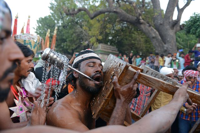 Индуисты отмечают Тайпусам. В ходе фестиваля верующие празднуют мифологическое событие передачи тамильскому богу войны Муругану копья, которым он убил демона Сурападмана. Фото: AFP