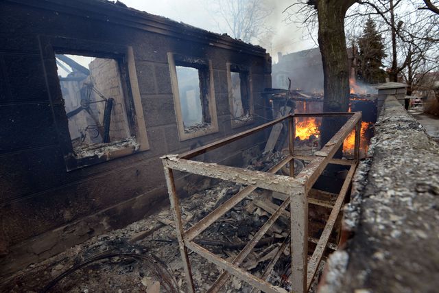 Багато жителів Донбасу залишилися без даху над головою через постійні обстріли. Люди масово залишають міста. Фото: AFP