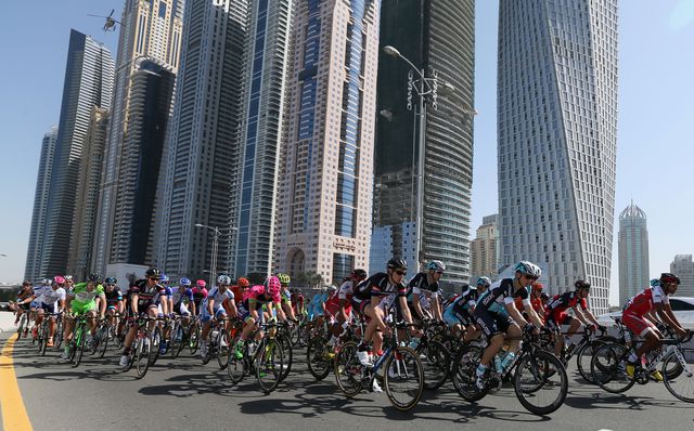 Велосипедисты приняли участие в первом этапе Dubai Tour. Команды из семи стран проедут 660 километров за четыре дня. Фото: AFP