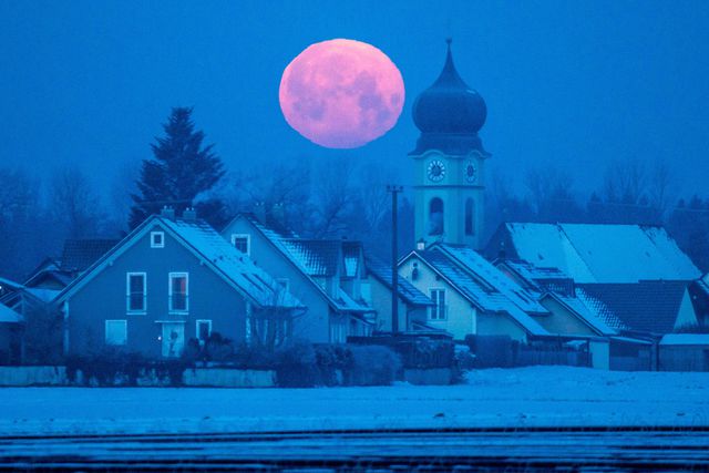 Полная луна "нависла" над приходской церковью, что в южной части Германии. Фото: AFP