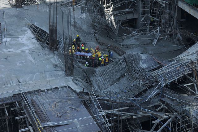 Рятувальники на Манілі розбирають завали і дістають людей. На будівельному майданчику обвалився один з поверхів. Фото: AFP