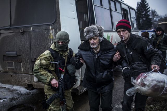 В Дебальцево начали эвакуировать мирных жителей. Город находится под постоянными обстрелами. Фото: AFP