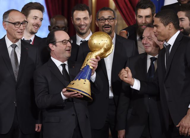 Президент Франції Франсуа Олланд тримає трофей Чемпіонату світу з гандболу. Збірна Франції з гандболу з рахунком 25:22 перемогла у фіналі чемпіонату світу серед чоловічих команд команду – господарку турніру – Катар. Фото: AFP