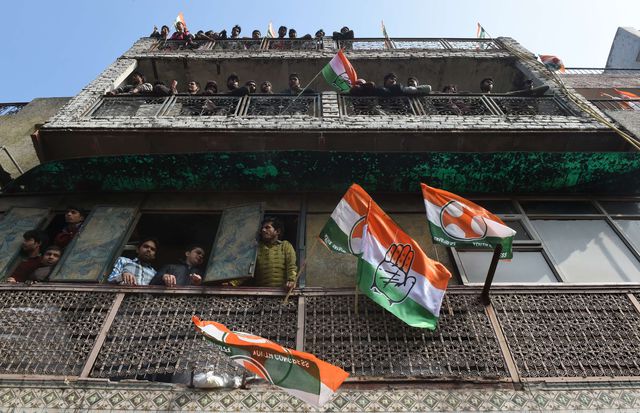 Жителі Індії дивляться передвиборний виступ віце-президента Рахула Ганді. Фото: AFP