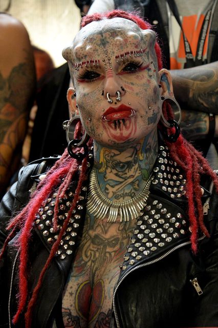 У Каракасі пройшов чотириденний фестиваль татуювання. На фестивалі зібралися люди, що набили татуювання на обличчя і очі, а також з пірсингом, де тільки можна. Фото: AFP