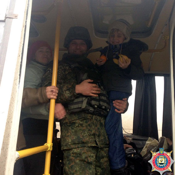 Сегодня из города эвакуировали еще 140 человек, из них – 10 детей. Фото: mvs.gov.ua