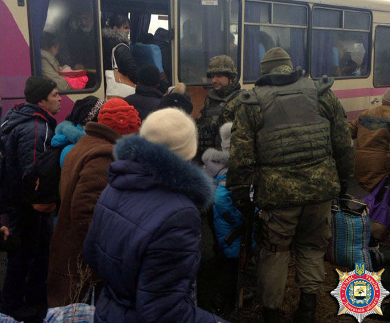 Сегодня из города эвакуировали еще 140 человек, из них – 10 детей. Фото: mvs.gov.ua