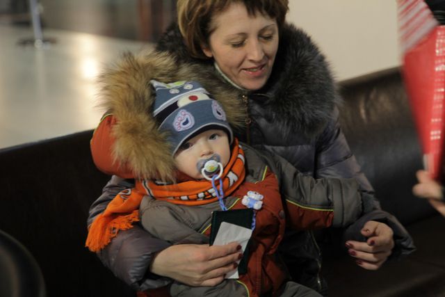 <p>Жителі Донецька і Макіївки отримують гуманітарну допомогу для дітей на "Донбас Арені". Фото: прес-центр.</p>