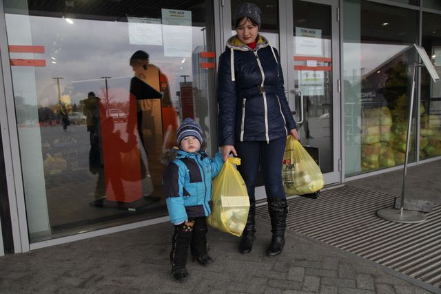 Жители Донецка и Макеевки получают гуманитарную помощь для детей на "Донбасс Арене" Фото: пресс-центр.