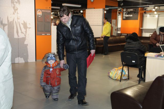 <p>Жителі Донецька і Макіївки отримують гуманітарну допомогу для дітей на "Донбас Арені". Фото: прес-центр.</p>