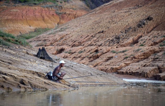 Жители Бразилии переживают сильнейшую засуху за последние 80 лет. Город Игарата ушел под воду в 1969 году во время разлива озера Жагуари в штате Сан-Паулу, но при нынешних условиях его руины начинают показываться из воды. Фото: AFP