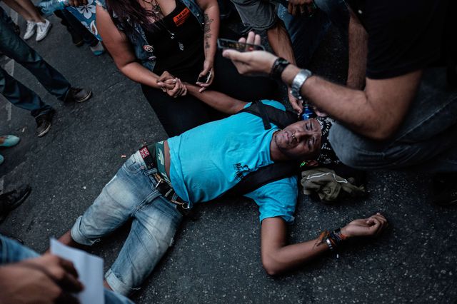 У Ріо-де-Жанейро зіткненнями з поліцією закінчилися акції протесту проти підвищення плати за проїзд. Фото: AFP