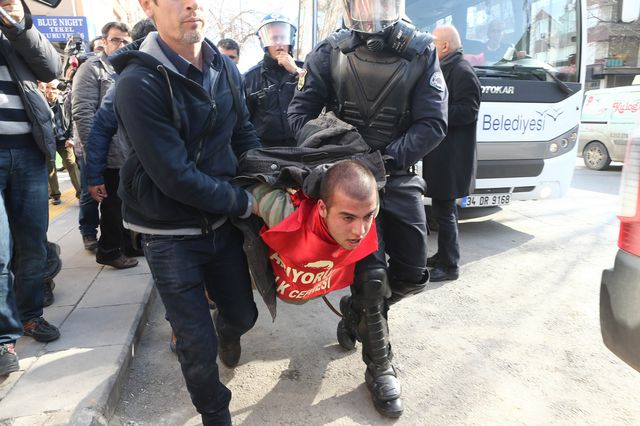 В Турции снова вспыхнули митинги, переросшие в беспорядки. Люди требуют наказать виновных в смерти подростка. В прошлом году во время разгона протестных выступлений ему в голову попала канистра от слезоточивого газа. Фото: AFP