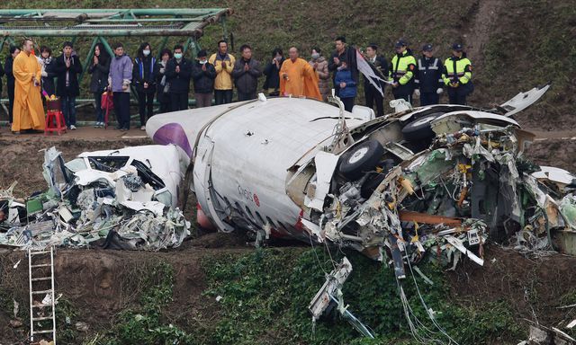 Фахівці Ради безпеки польотів Тайваню продовжують працювати на місці аварії пасажирського літака ATR 72-600 приватної авіакомпанії TransAsia. Тайванські рятувальники прочісують річку в пошуках 12 осіб, які пропали безвісти в результаті аварії. Нагадаємо, що 5 лютого авіалайнер зачепив крилом автодорожній міст і впав у річку Кілунг неподалік від Тайбея. Фото: AFP