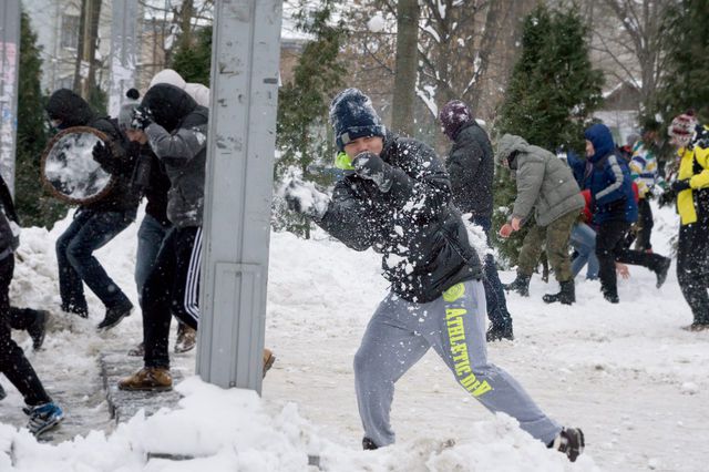 Битва. Студенты бросались снежками и строили баррикады. Фото: vk.com/kpi_live