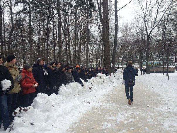Битва. Студенты бросались снежками и строили баррикады. Фото: vk.com/kpi_live