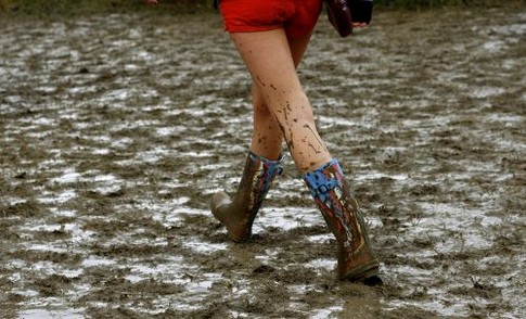 Британцы месят грязь после дождей
