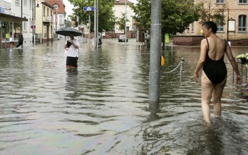 Немцы без комплексов – под дождь в купальнике