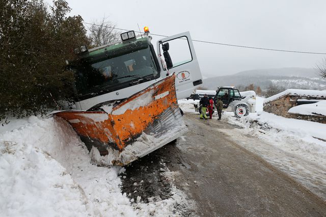 Снегопады добрались и до южной Европы. В Испании температура воздуха в некоторых регионах опустилась до минус десяти градусов по шкале Цельсия, что для здешних мест дело небывалое. Некоторые автодороги из-за непривычных метеоусловий оказались блокированы и движение на них было перекрыто. Фото: AFP
