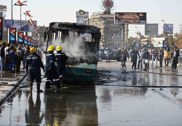У центрі Каїра загорівся автобус. Жертв вдалося уникнути. Що стало причиною НП – з'ясовують. Фото: AFP