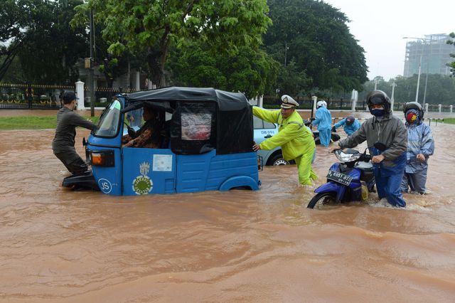 В Индонезии – наводнение, вызванное проливными дождями. О погибших или пострадавших пока не сообщается. Фото: AFP
