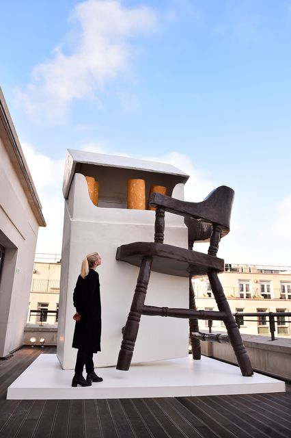 Співробітник галереї під час фотозйомки поряд з арт-інсталяцією "Bad Timing, Lamb Chop!" швейцарського художника Урса Фішера. Робота оцінюється в 600-800 тисяч фунтів, і буде виставлена в цьому місяці на Лондонському аукціоні. Фото: AFP