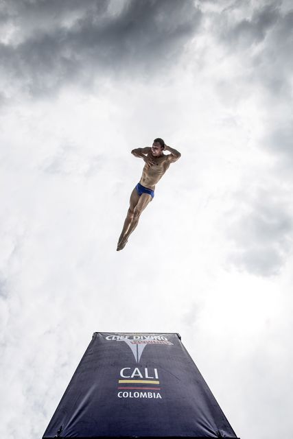Чеський спортсмен Міхал Навратіл пірнув з 27-метрової платформи під час кваліфікаційного фінального етапу Red Bull Cliff Diving World Series в місті Калі. Фото: AFP